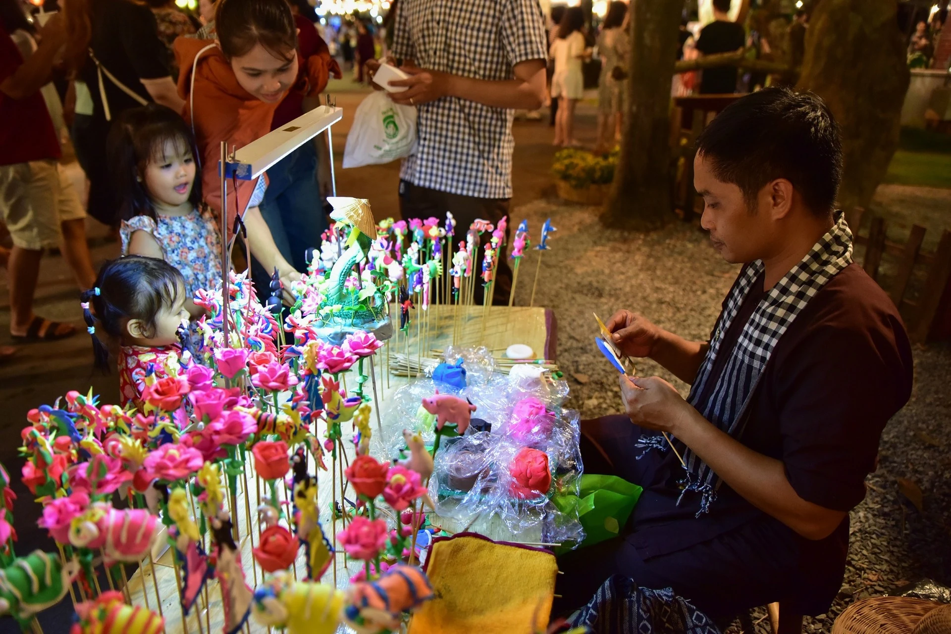 Tạo nên một “phiên chợ ký ức” sống động, ngập tràn hương vị quê nhà.
