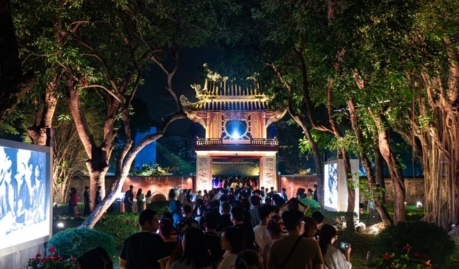 Dù phải chờ hàng tiếng đồng hồ, hàng trăm bạn trẻ vẫn kiên nhẫn đợi lượt để bước vào một không gian di sản được tái hiện bằng công nghệ hiện đại.