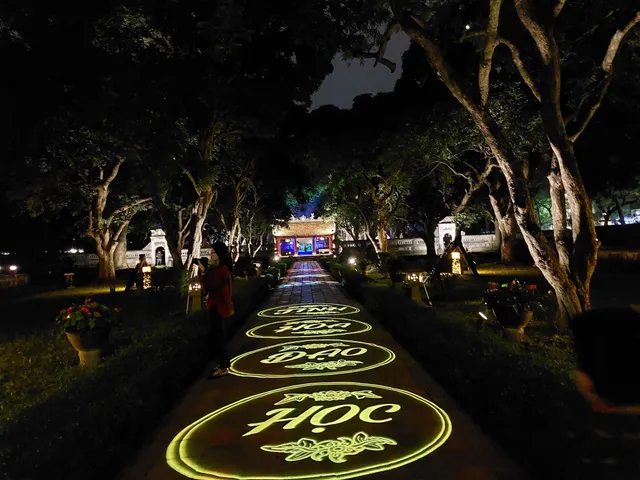 , chương trình áp dụng hình thức đăng ký mã QR từ xa, giới hạn số lượng người vào mỗi buổi tối.