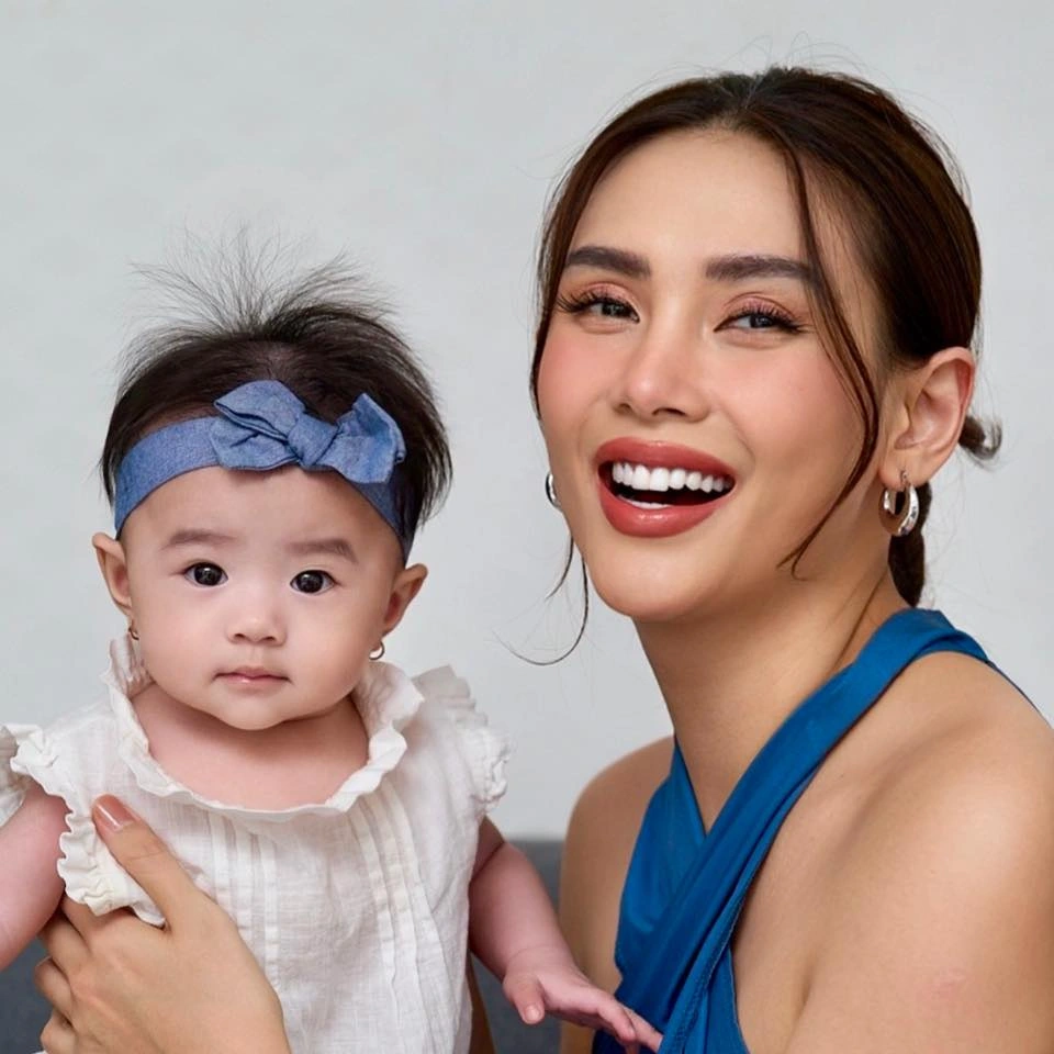 dù lịch trình bỉm sữa “full slot”, Yến vẫn xuất hiện với làn da mịn màng, vóc dáng gọn gàng