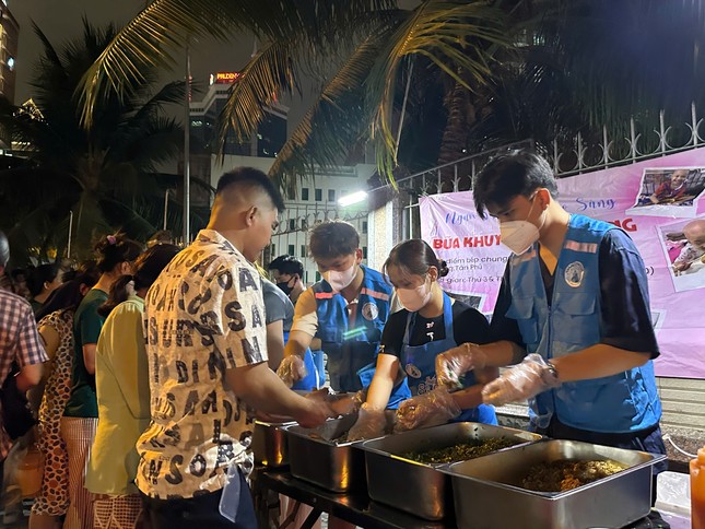 một điểm hẹn không bao giờ ngủ – nơi những phần ăn miễn phí được trao đi cùng nụ cười và lòng trắc ẩn.