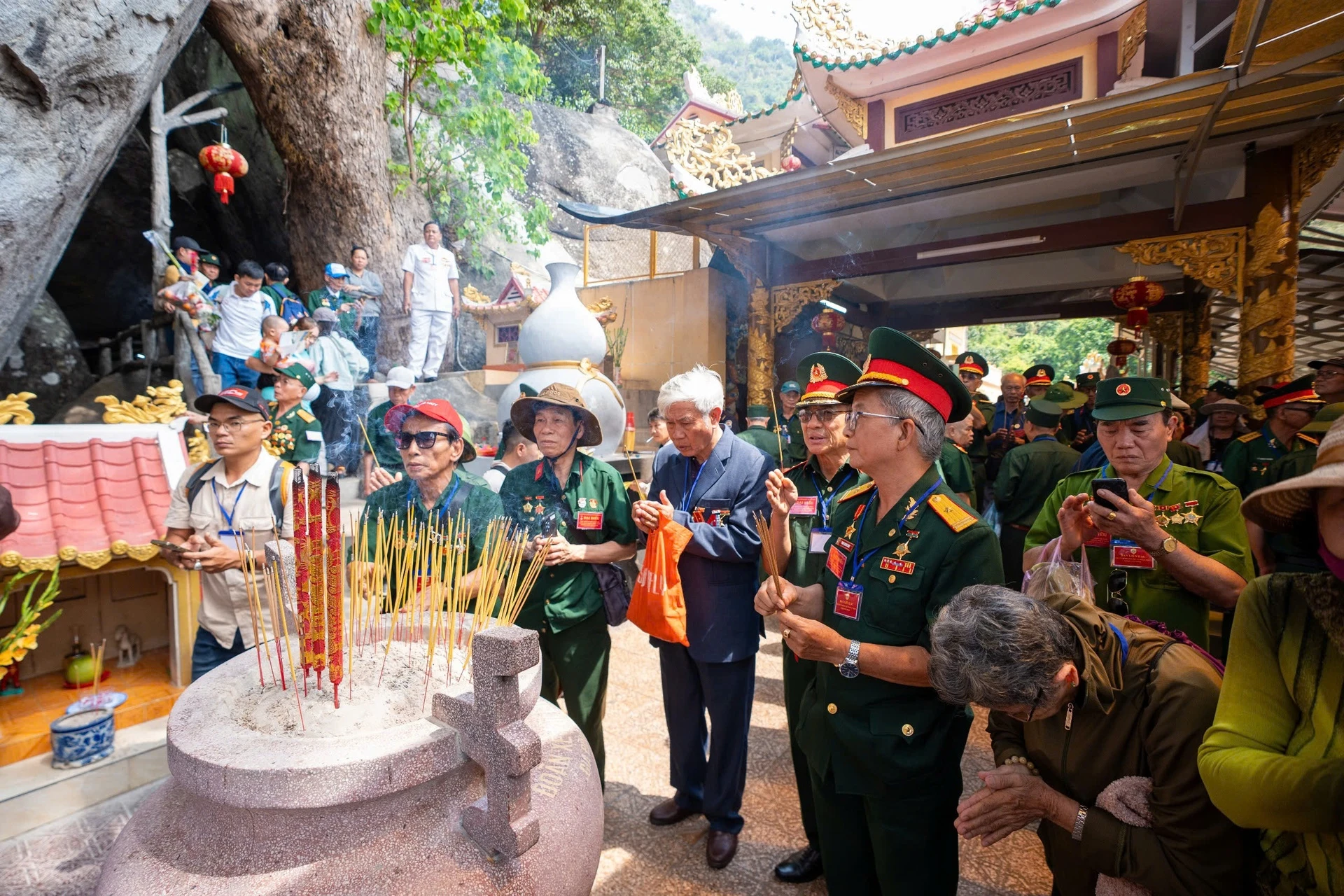 Không khí tưởng niệm còn lan tỏa khi nhiều đoàn cựu chiến binh từ khắp nơi trở lại núi Bà Đen.