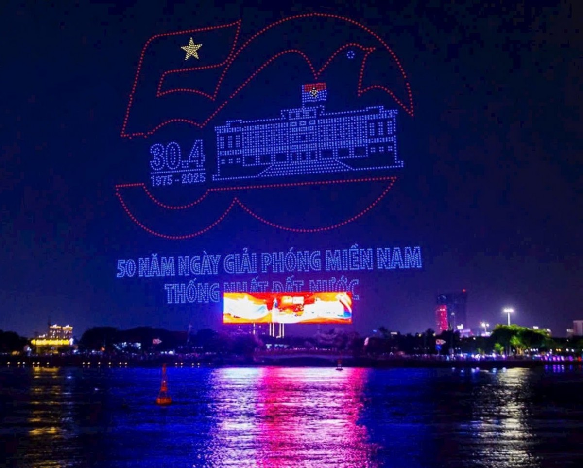 10.500 drone vẽ nên những hình ảnh kỳ vĩ, khiến hàng ngàn người không thể rời mắt.