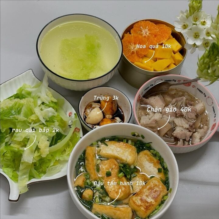 Thực đơn đa dạng: từ đùi gà nướng đến trứng luộc, rau luộc, cà muối