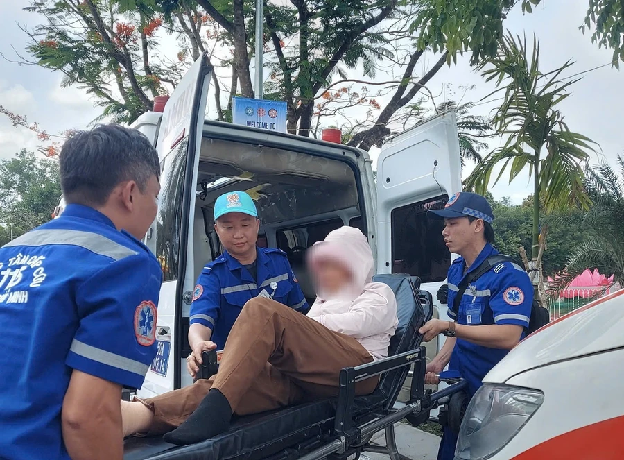 Hơn 50 nhân viên y tế ứng trực liên tục.