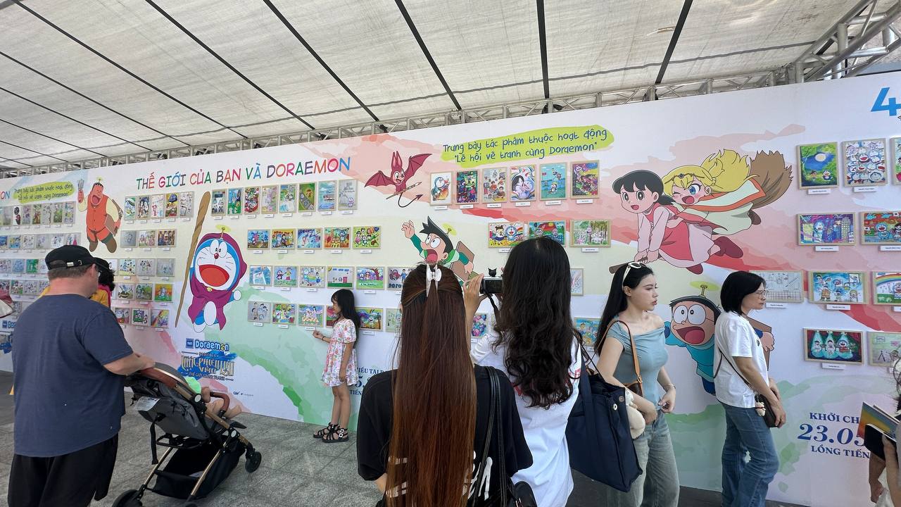 Không gian triển lãm được bài trí rực rỡ với tông màu tươi sáng