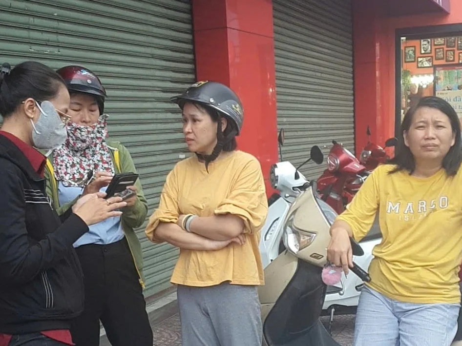 Nhiều phụ huynh tập trung trước cửa Trung tâm Anh ngữ Úc Châu sáng 16/5. Ảnh: C.H