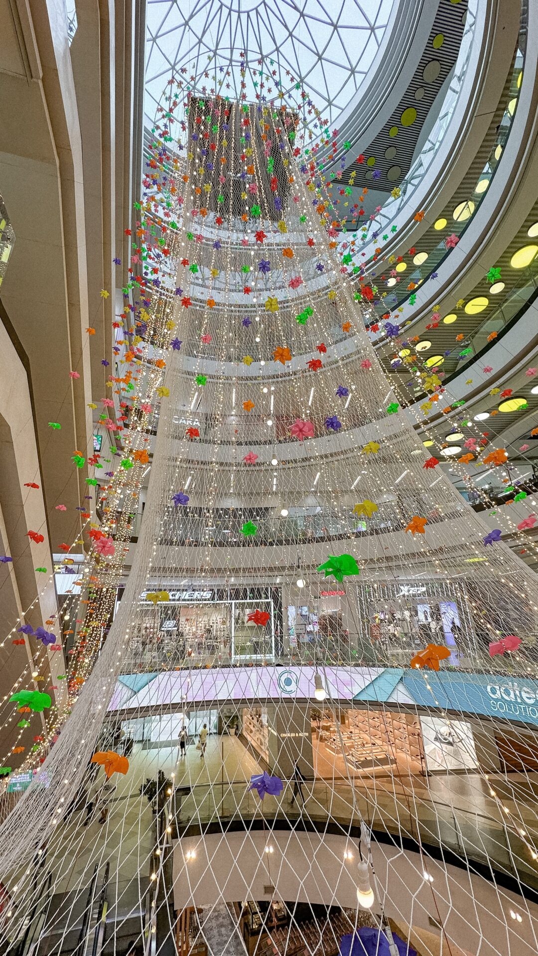 Nhiều cư dân mạng ngay lập tức chia sẻ hình ảnh ghi lại khoảnh khắc tấm lưới “khoác áo mới”.