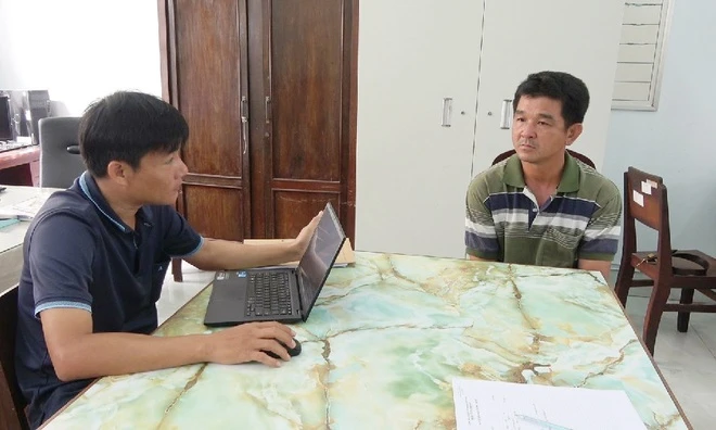 Nguyễn Hoàng Triều (phải) tại cơ quan điều tra. Ảnh: Công an tỉnh Tiền Giang.