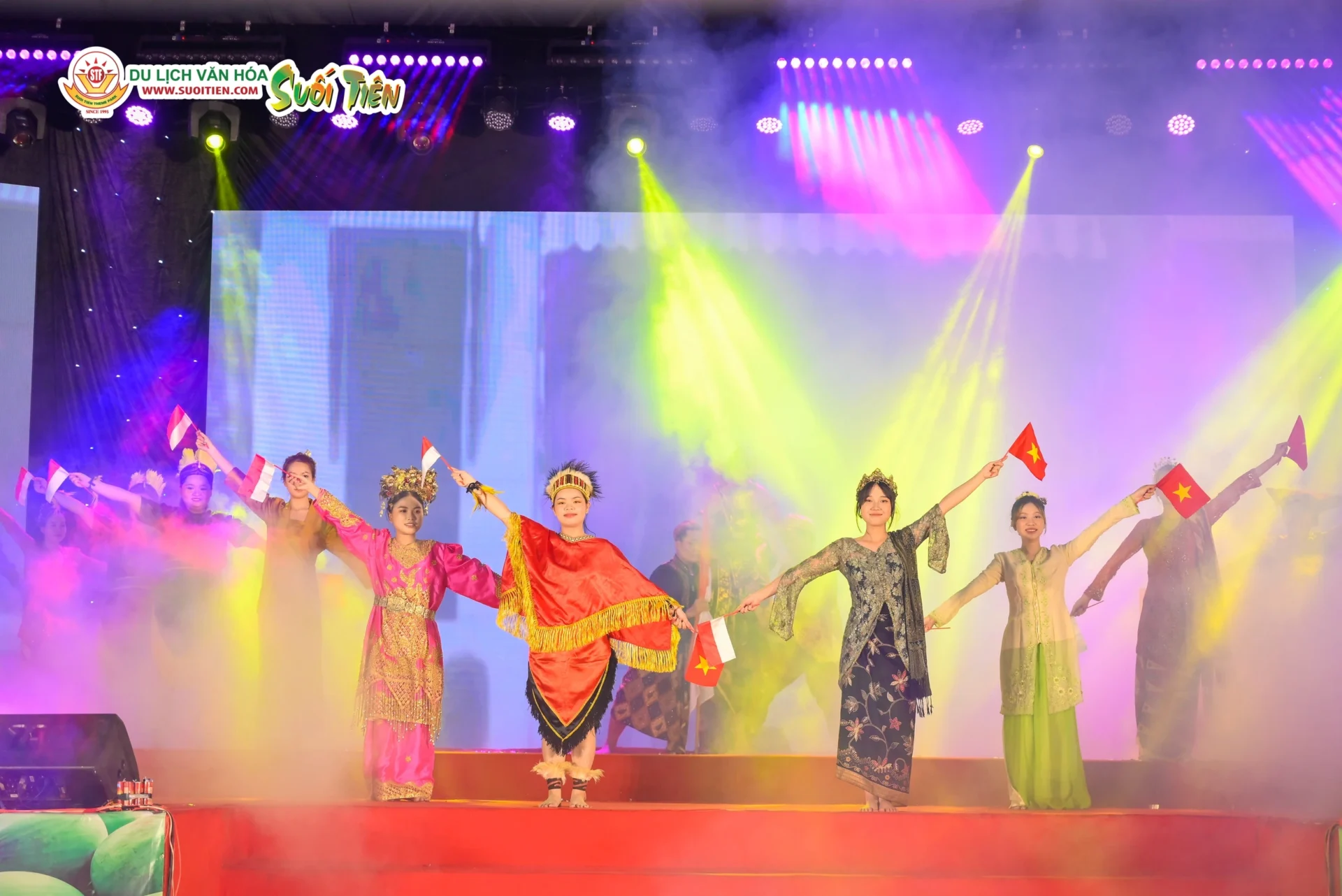  lễ hội còn là sân khấu để Việt Nam thể hiện tinh thần hội nhập trong bối cảnh mới.