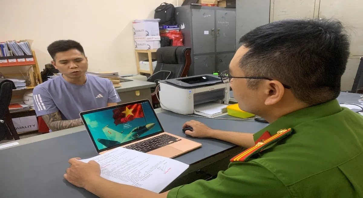 Đối tượng Nguyễn Quốc Hùng, cầm đầu đường dây lừa đảo. Ảnh: CACC