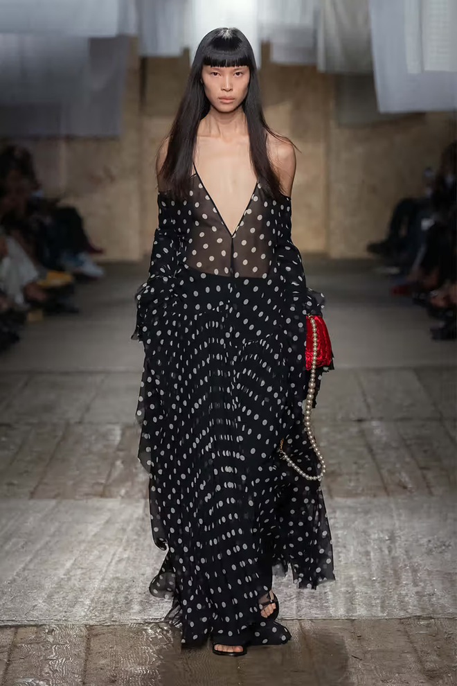 Họa tiết tưởng như "xưa cũ" này đã trở thành một biểu tượng chuyển mình mạnh mẽ.