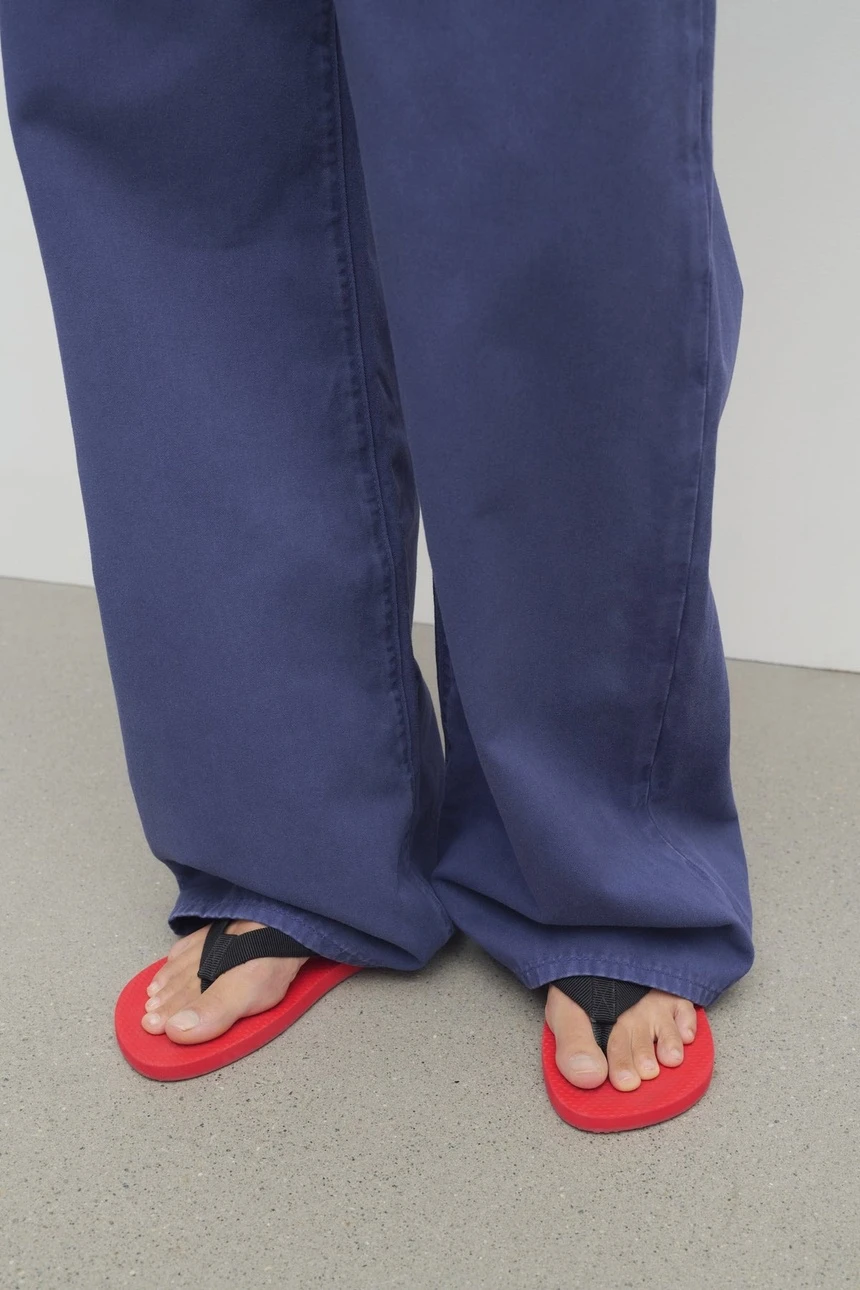 Một số khách hàng còn bày tỏ sự bất ngờ khi biết đôi dép giá 690 USD, vì họ nghĩ nó phải… đắt hơn nữa.