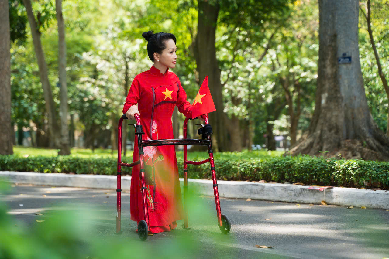 Nữ nhà văn chọn cách hát lên bài ca hòa bình không chỉ bằng giọng hát, mà còn bằng chính câu chuyện đời mình. 