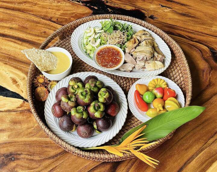 Mâm cúng Tết Đoan ngọ đơn giản của người Huế có chè kê và thịt vịt. (Ảnh: Nhi Trương)