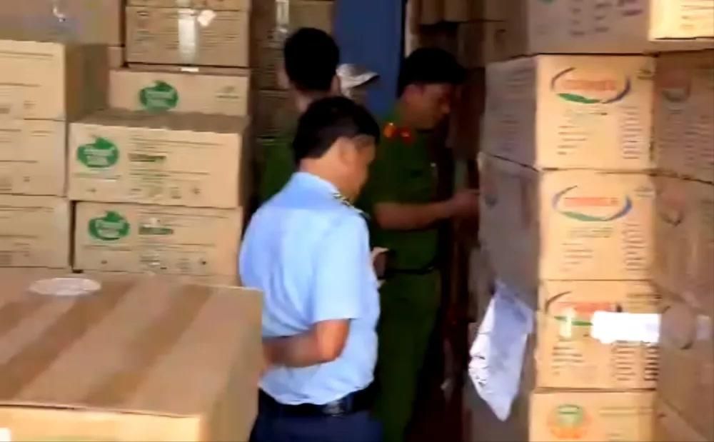 Phát hiện gần 25 tấn sữa bột không rõ nguồn gốc tại Long An.