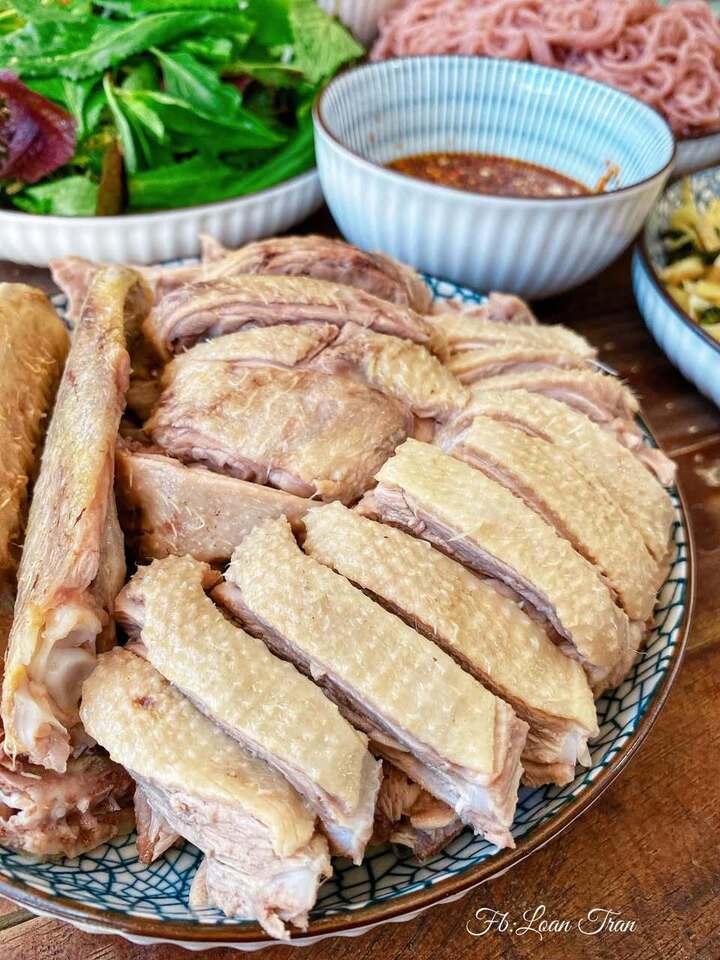 Người miền Trung rất coi trọng thịt vịt trong mâm cúng Tết Đoan ngọ. (Ảnh: Loan Trần)