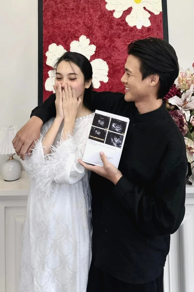 Quỳnh Lương đang tạm ngưng hoạt động nghệ thuật để chuyên tâm dưỡng thai, nhưng vẫn duy trì tương tác với công chúng qua những chia sẻ đời thường.