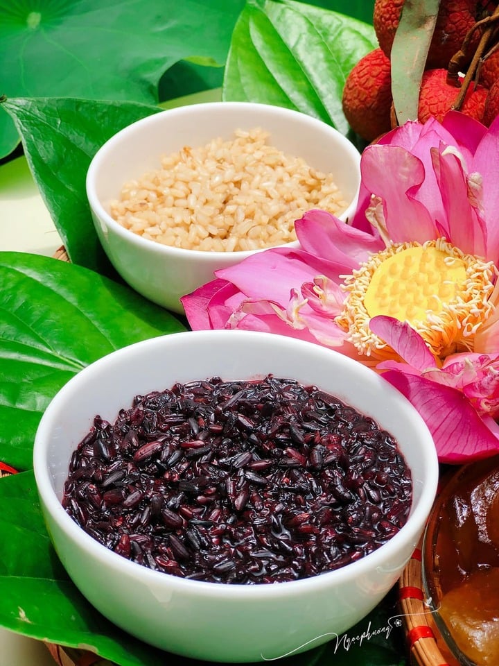 Rượu nếp cái và nếp cẩm là món không thể thiếu ngày Tết Đoan ngọ. (Ảnh: Ngọc Phượng)