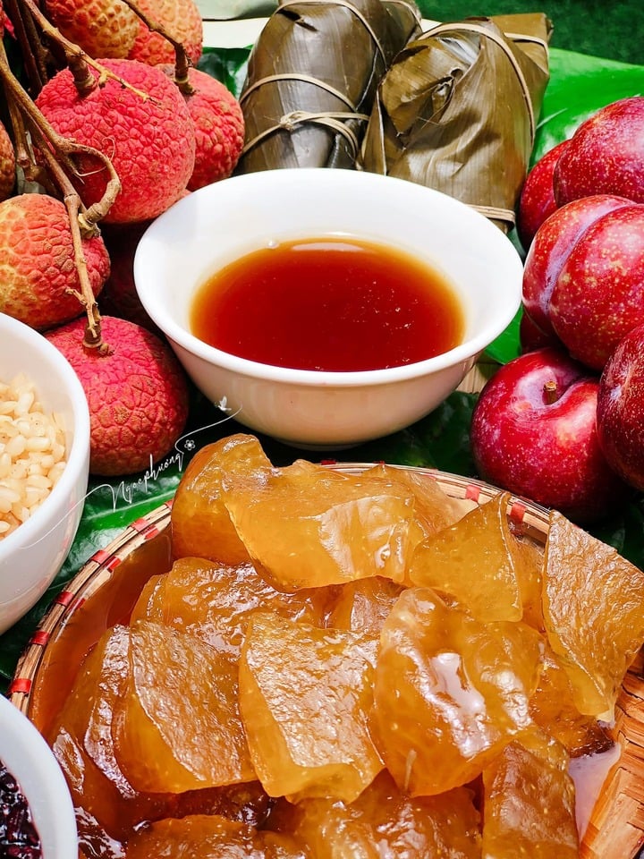 Bánh gio ăn kèm mật mía ngọt ngào. (Ảnh: Ngọc Phượng)