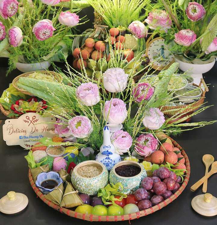 Mâm lễ cúng Tết Đoan ngọ với đầy đủ các lễ vật. (Ảnh: Vũ Thu Hương)