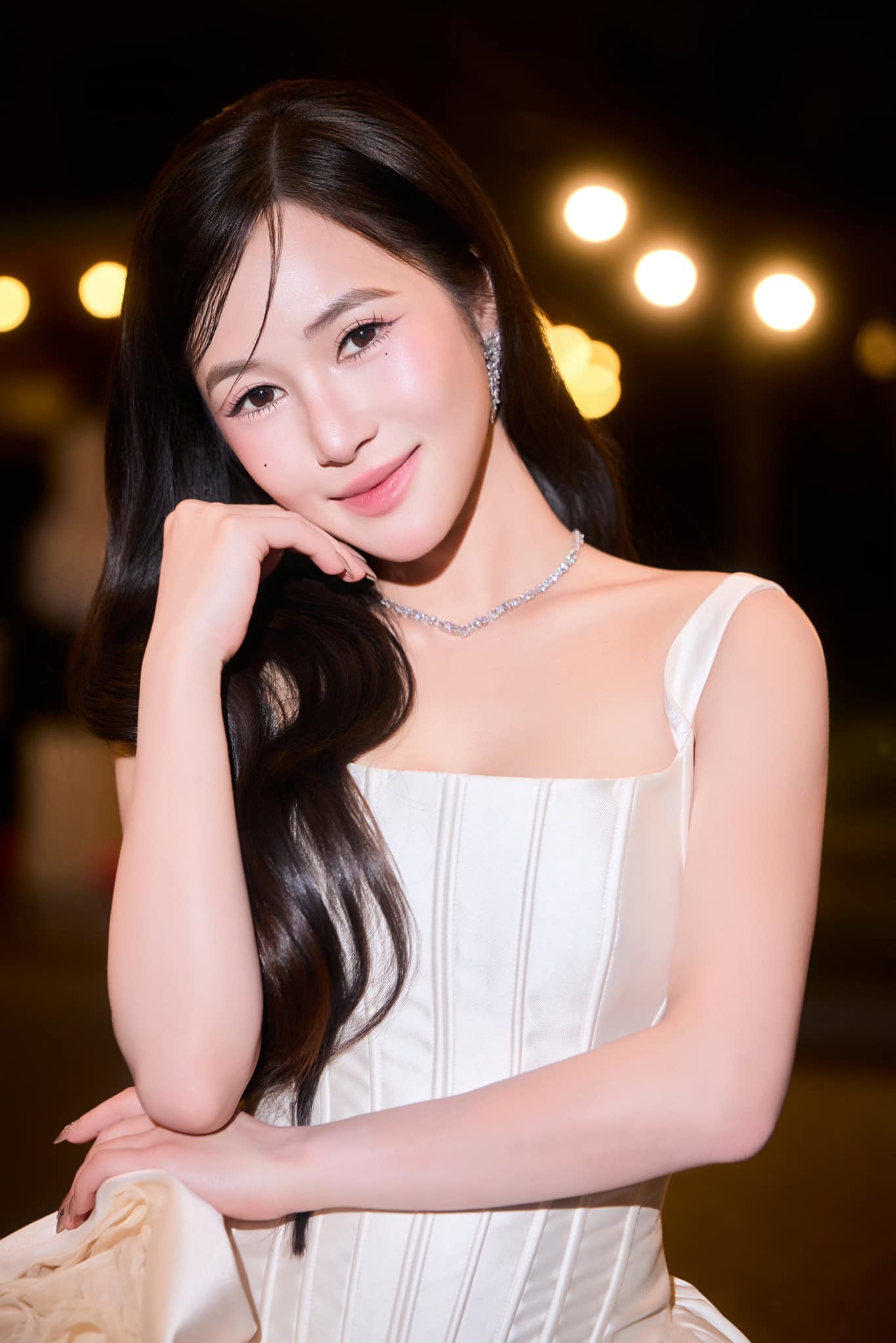 Việc giảm cân thành công cũng giúp gương mặt Hương Tràm trở nên thanh thoát và hài hòa hơn.