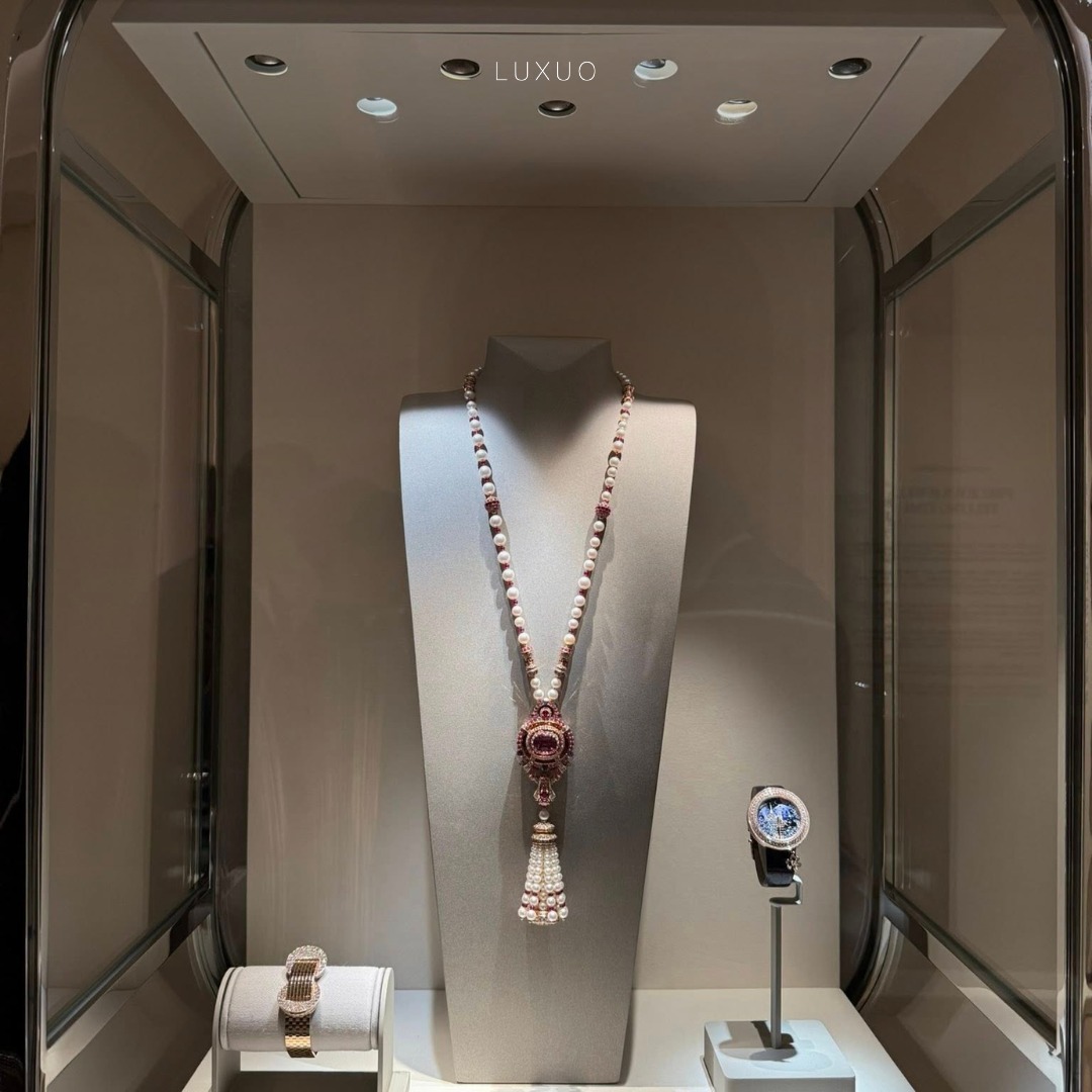 Mỗi thiết kế là một câu chuyện không lời, một dòng hồi tưởng được viết bằng kim cương, bạch kim và tinh thần sáng tạo