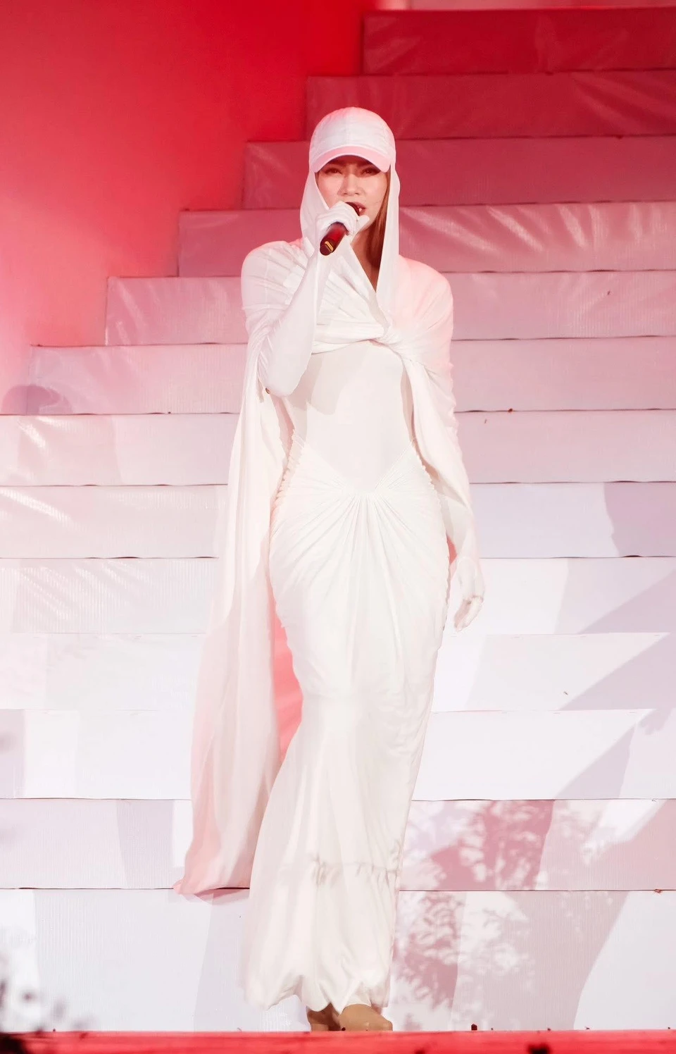  Hồ Ngọc Hà xuất hiện với bộ trang phục biểu diễn được đánh giá là “lạ mắt”