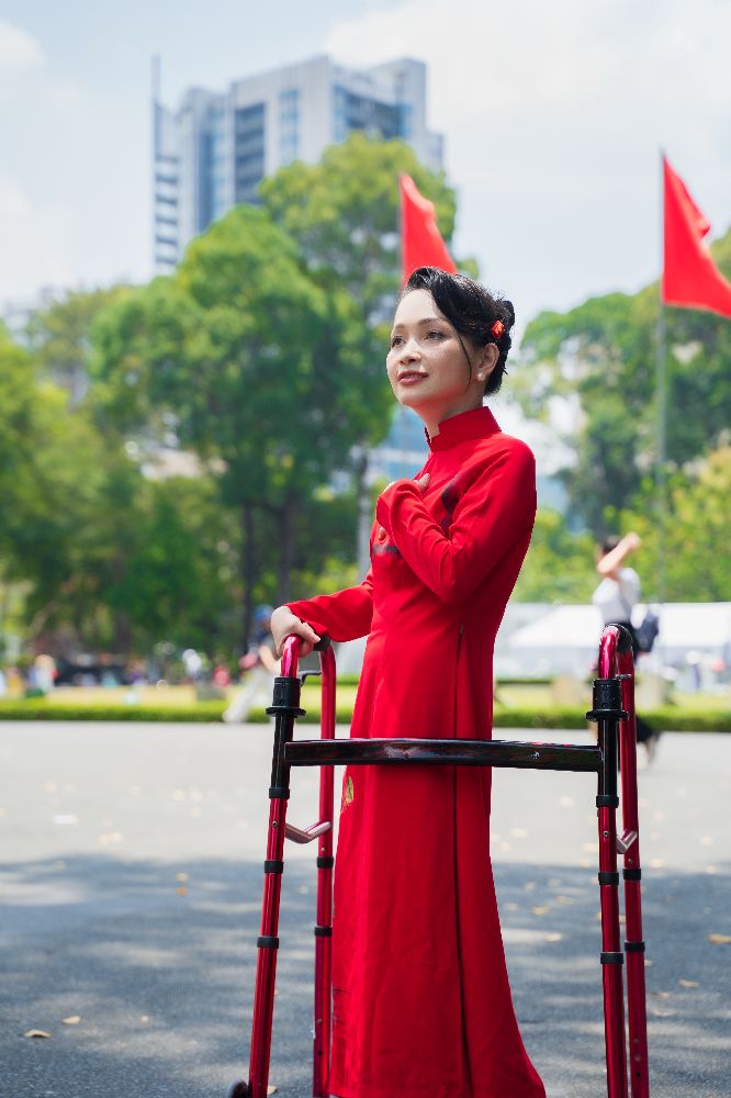 đoạn video hát live của nữ nhà văn Trần Trà My được đăng tải lên mạng xã hội đã nhanh chóng lan tỏa, thu hút hơn 150.000 lượt xem và hơn 4.000 lượt yêu thích chỉ trong vài ngày. 