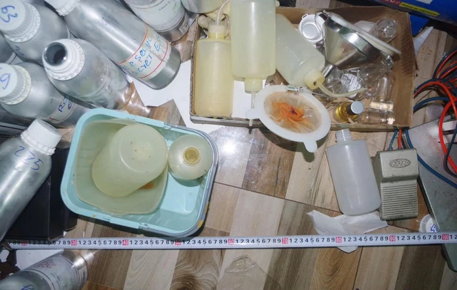 Giữa “rừng” hàng hiệu xách tay đang hút giới trẻ trên mạng xã hội, không ai ngờ rằng đằng sau nhiều chai nước hoa gắn mác "Dubai" chính là một dây chuyền pha chế thủ công.