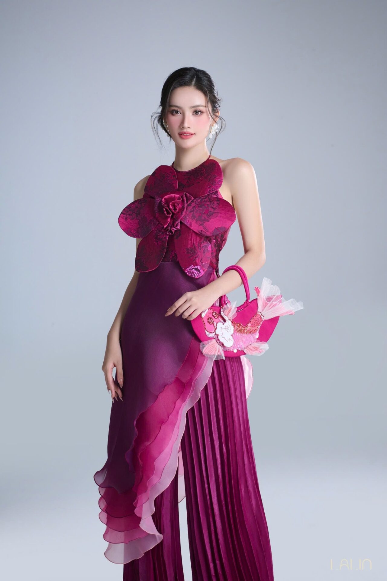 mẫu áo dài cách tân với thiết kế 3D cầu kỳ đã trở thành tâm điểm chú ý. 