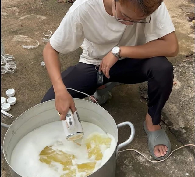 mùi hương ấy được “chế biến” trong một chiếc nồi to, đánh lên như kem trứng