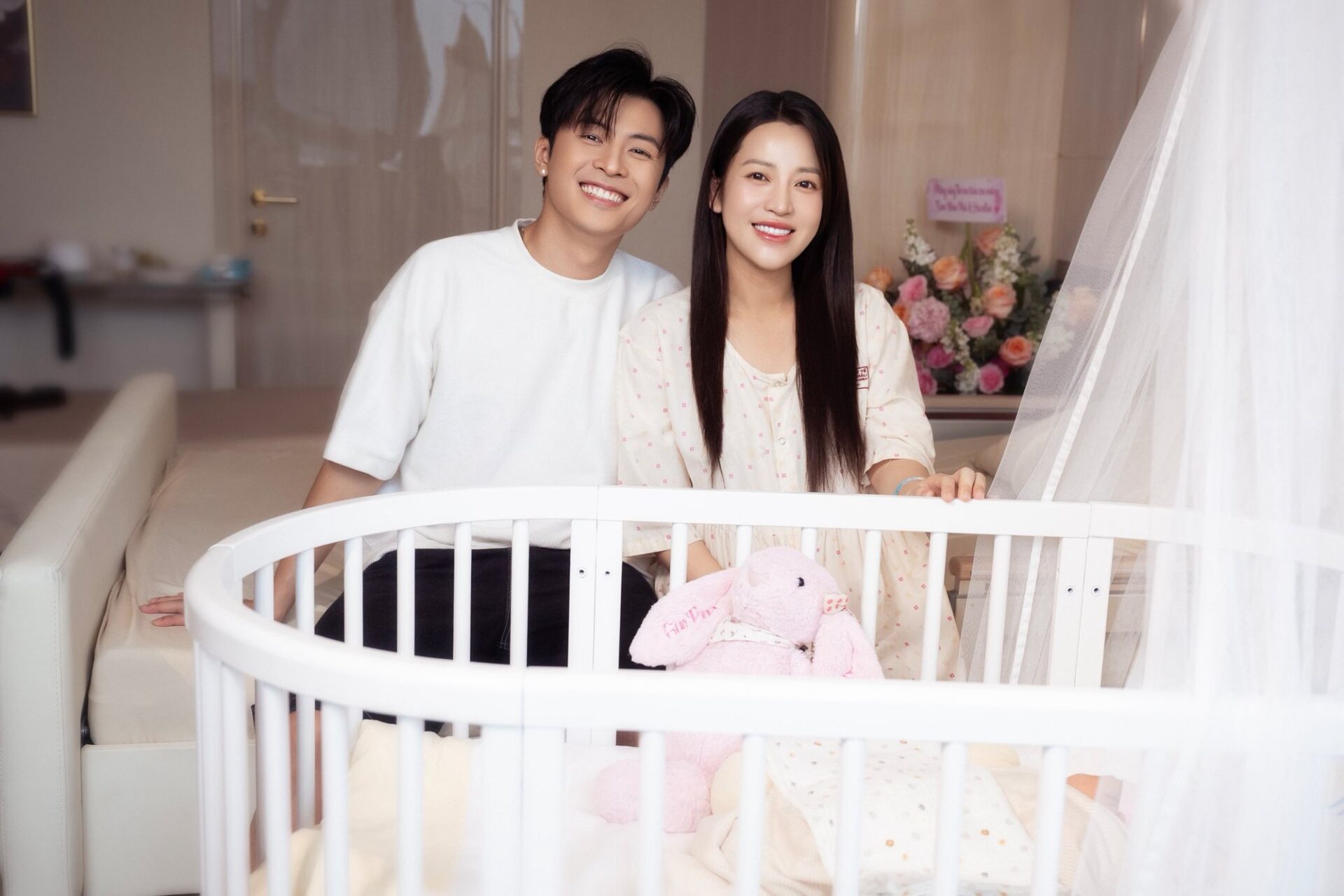  Puka và Gin Tuấn Kiệt đồng loạt công khai hình ảnh con đầu lòng.