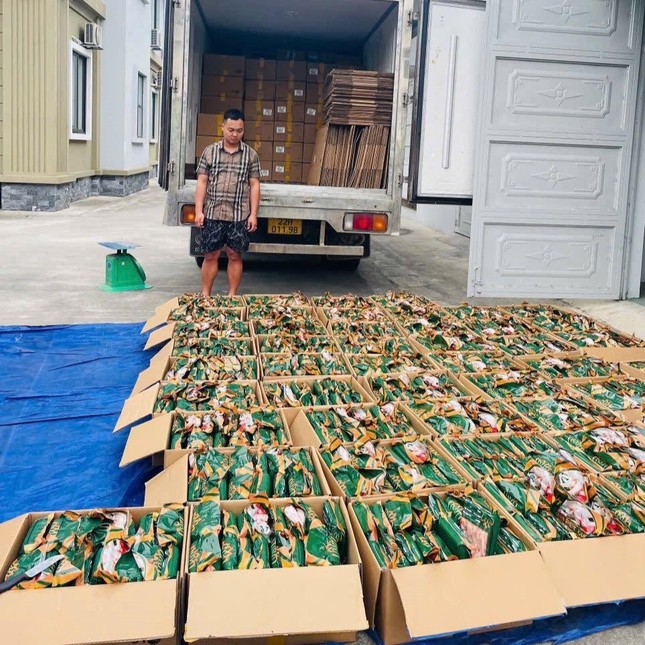  Hơn 5,3 tấn chân gà rút xương đông lạnh bị thu giữ 