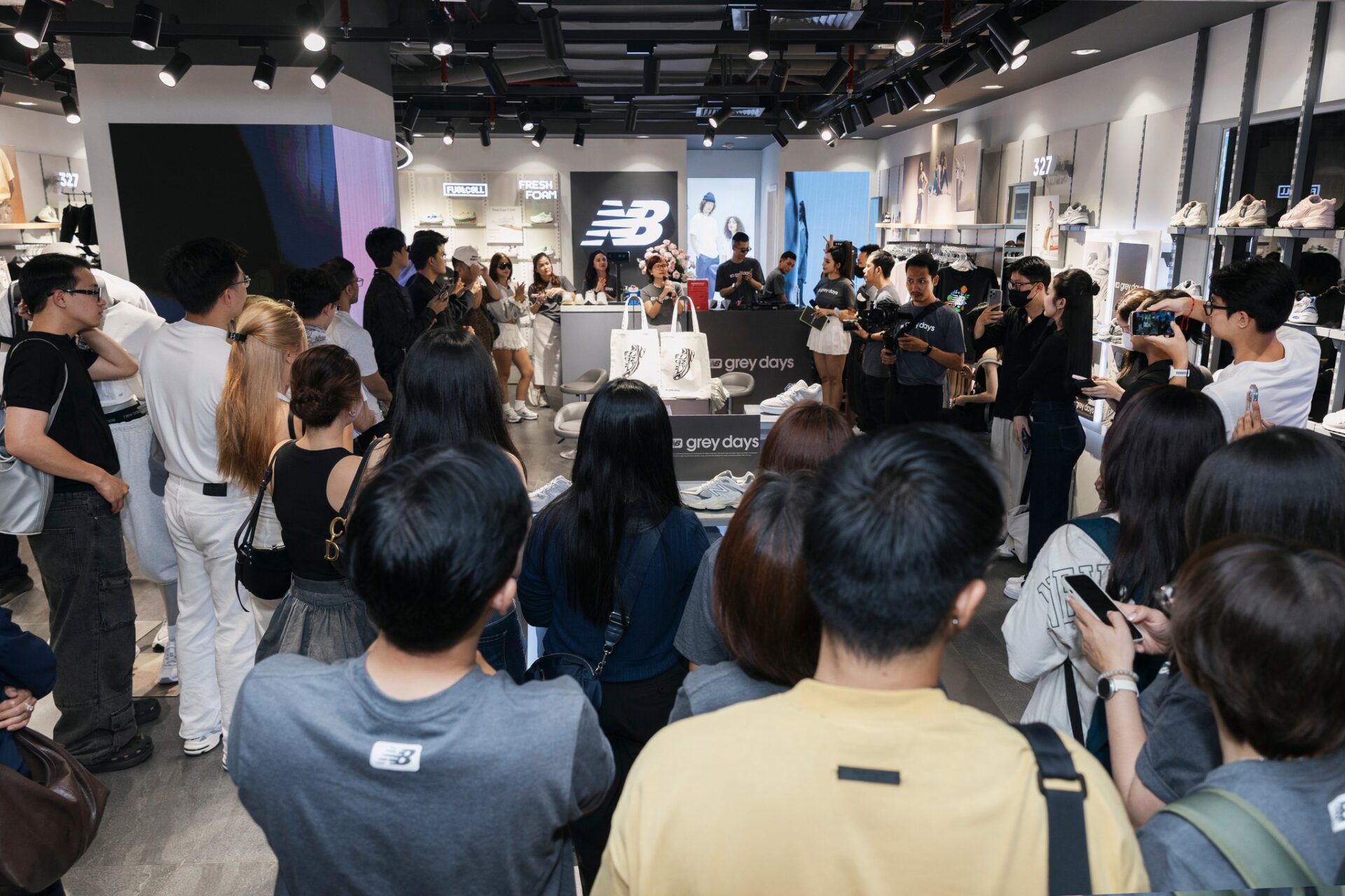 Sắc xám – bản sắc không bị cuốn trôi bởi xu hướng