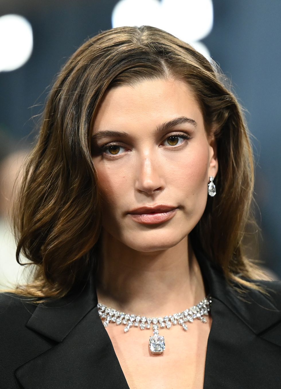 Hailey Bieber trở thành tâm điểm khi xuất hiện với làn da mịn màng đến khó tin.