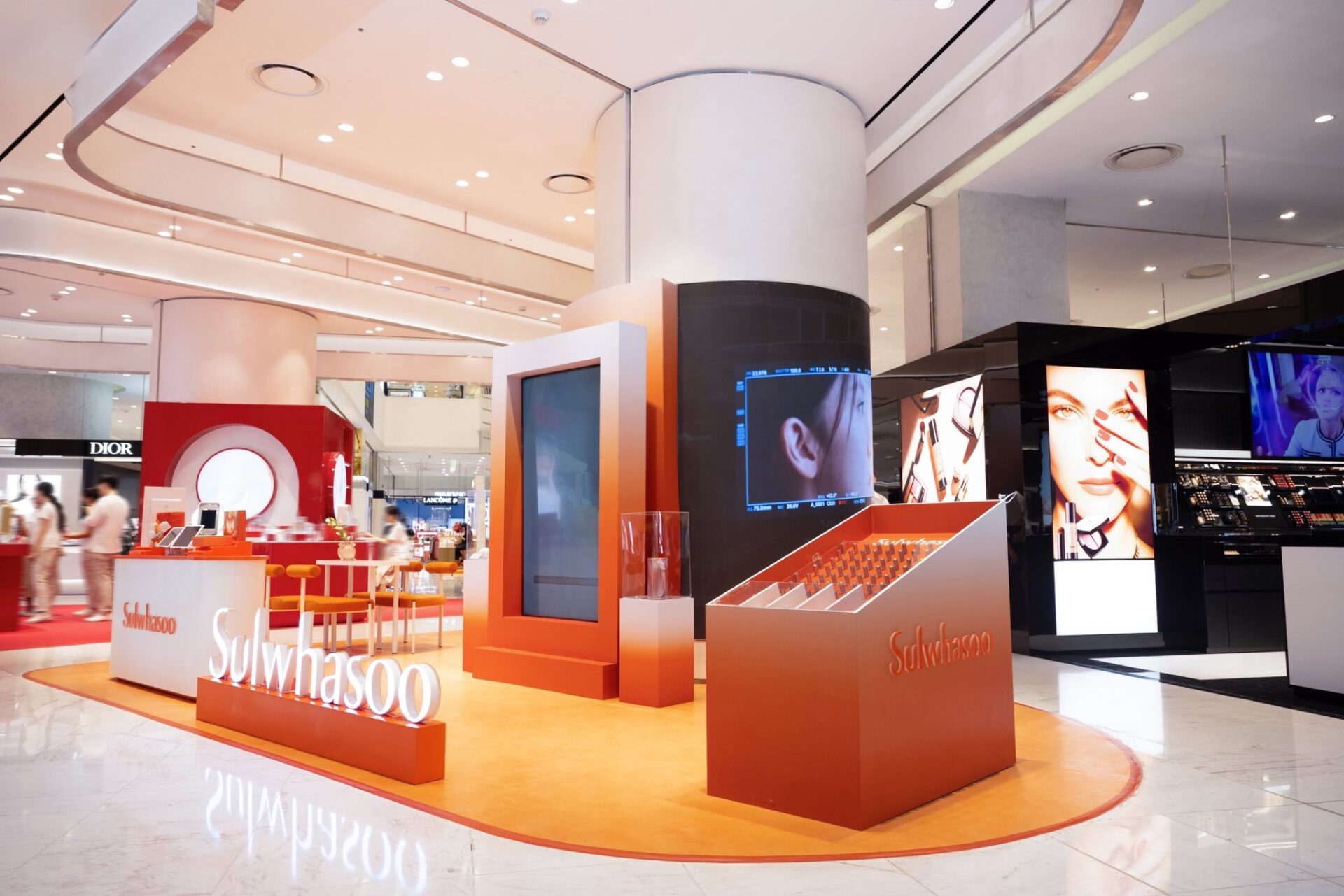 Nơi nghệ thuật thủ công và mỹ phẩm giao thoa.