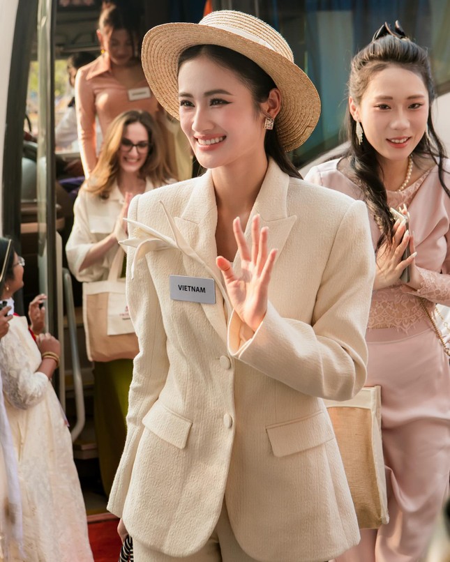 Hoa hậu Ý Nhi xuất hiện với set suit màu kem nhã nhặn, kết hợp cùng mũ cói trang nhã.