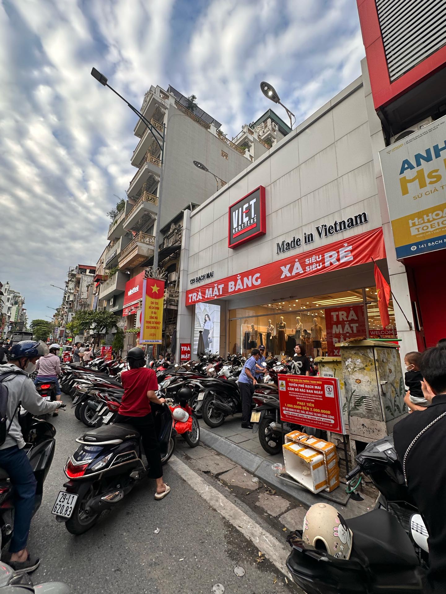 Việt Brothers là một trong những thương hiệu thời trang đầu tiên gắn mác “made in Vietnam”, tập trung vào thiết kế đơn giản, tiện dụng.