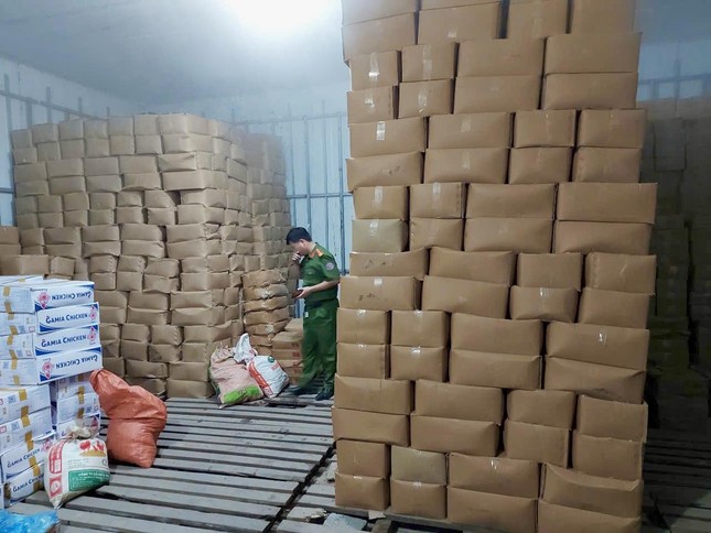 23 tấn thực phẩm “ẩn mình” trong kho lạnh.