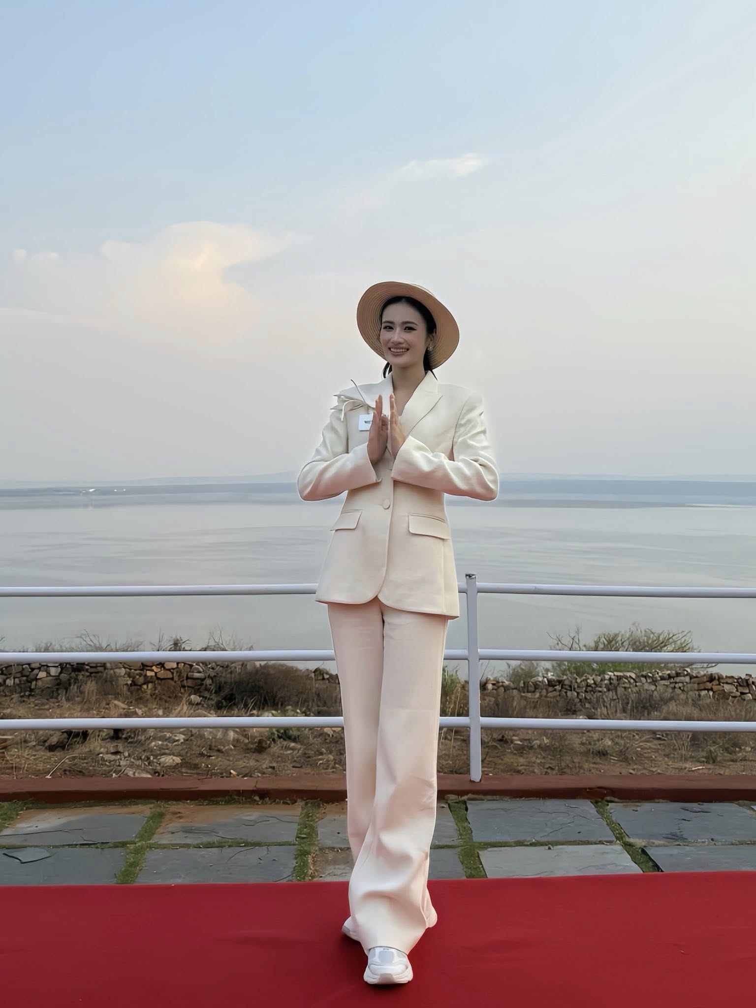 Tổng thể tạo nên hình ảnh thanh lịch, tươi sáng, đúng với tinh thần năng động và trẻ trung mà cô theo đuổi.