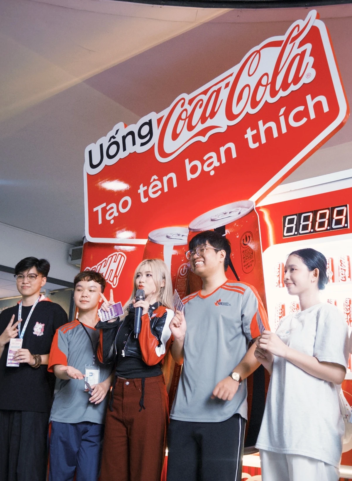 Coca-Cola khuyến khích người dùng trở thành một phần của chiến dịch thông qua hoạt động sáng tạo nội dung.