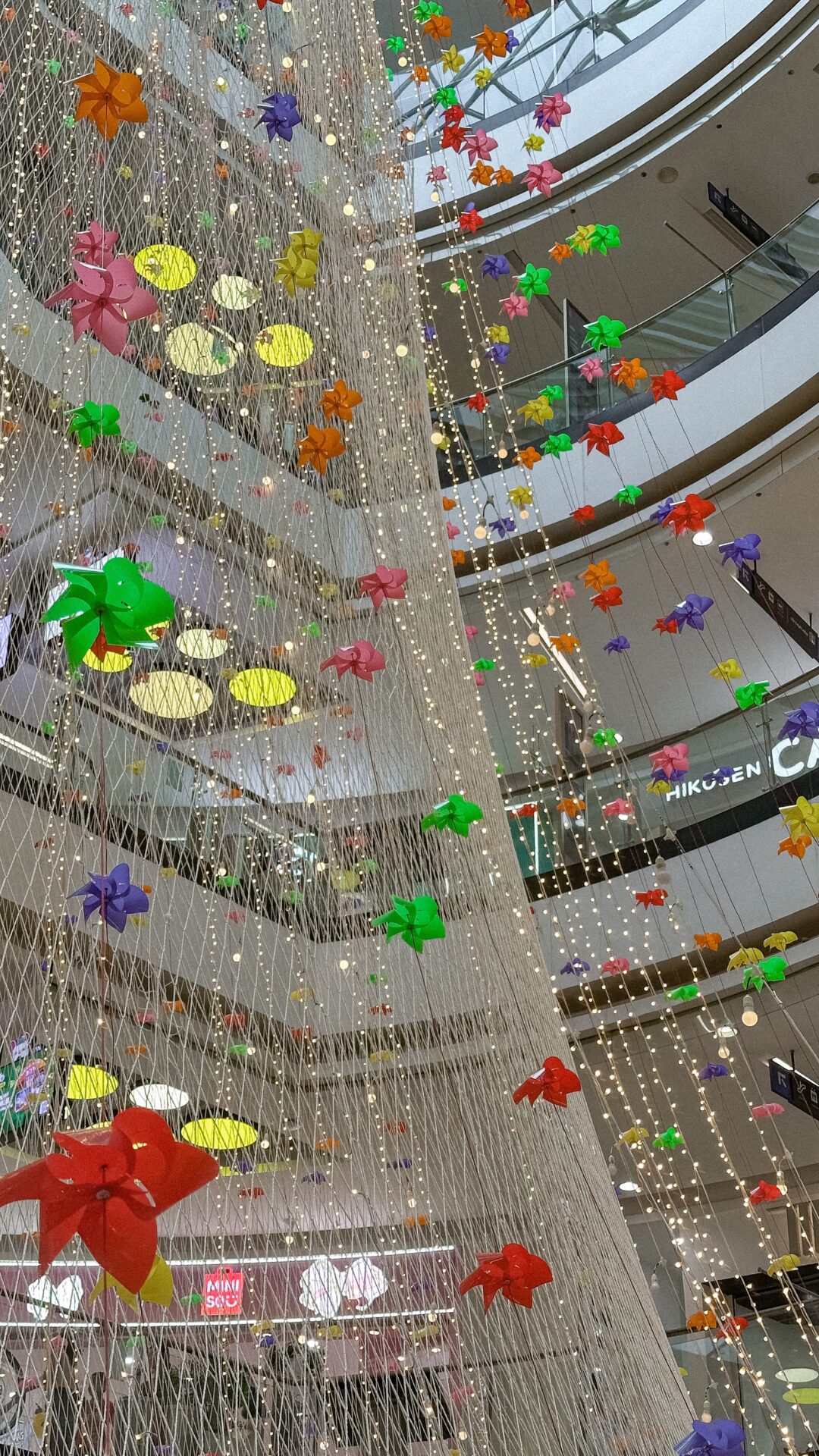  Vạn Hạnh Mall chọn một hướng tiếp cận khác: biến tấm lưới thành điểm nhấn nghệ thuật.