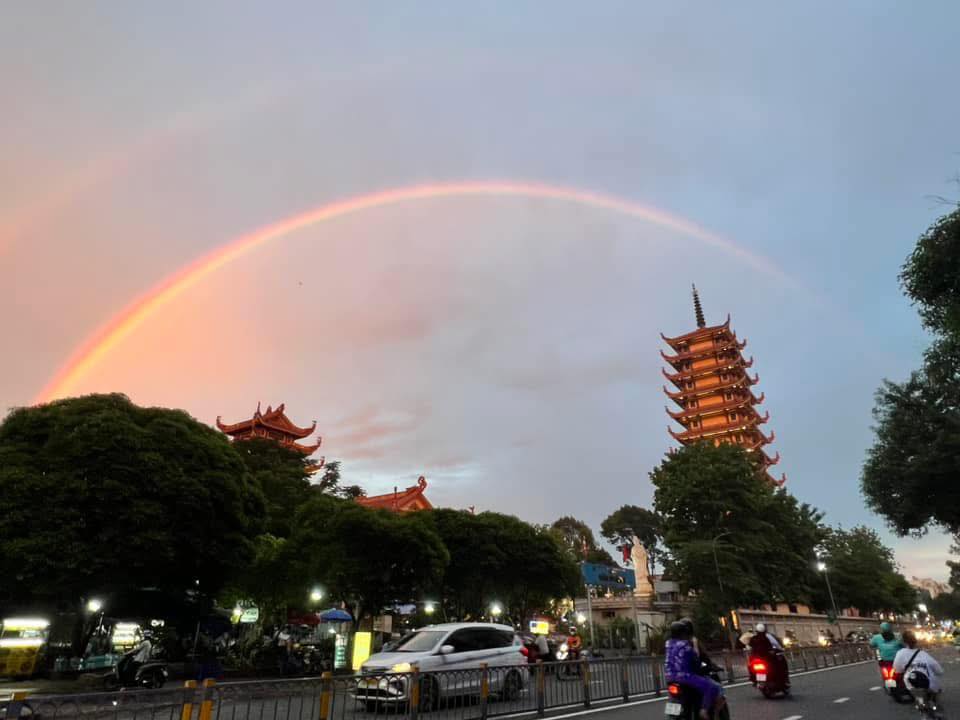 Hiện tượng này xảy ra khi ánh sáng mặt trời bị phản xạ hai lần bên trong giọt nước, dẫn đến sự hình thành một cầu vồng phụ bên ngoài cầu vồng chính.