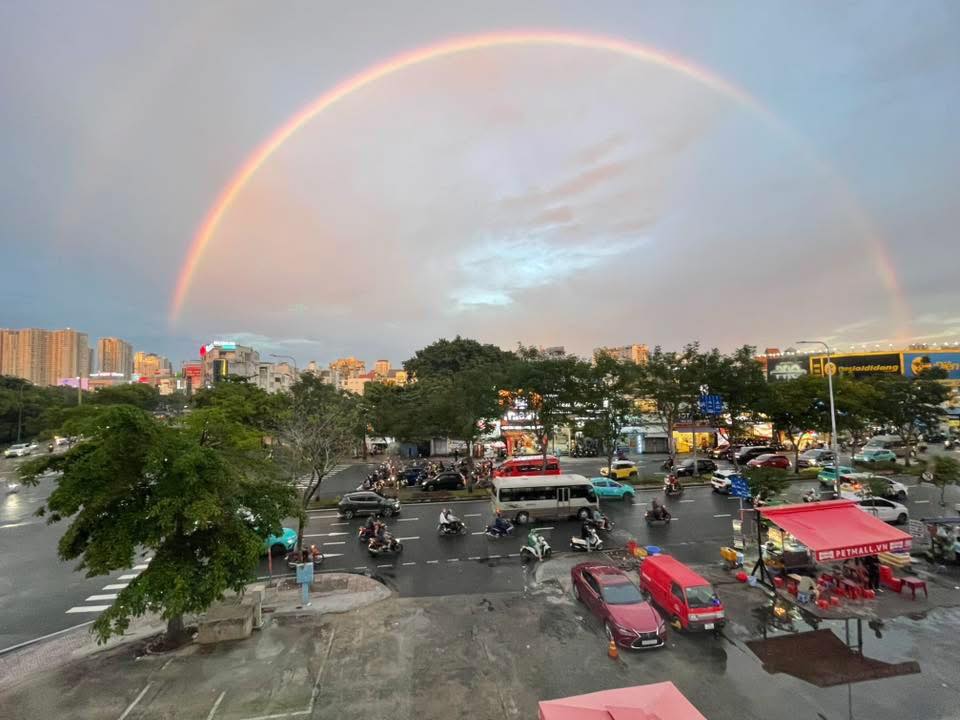 Hình ảnh từ khu vực này cho thấy hai dải ánh sáng uốn lượn mềm mại,.