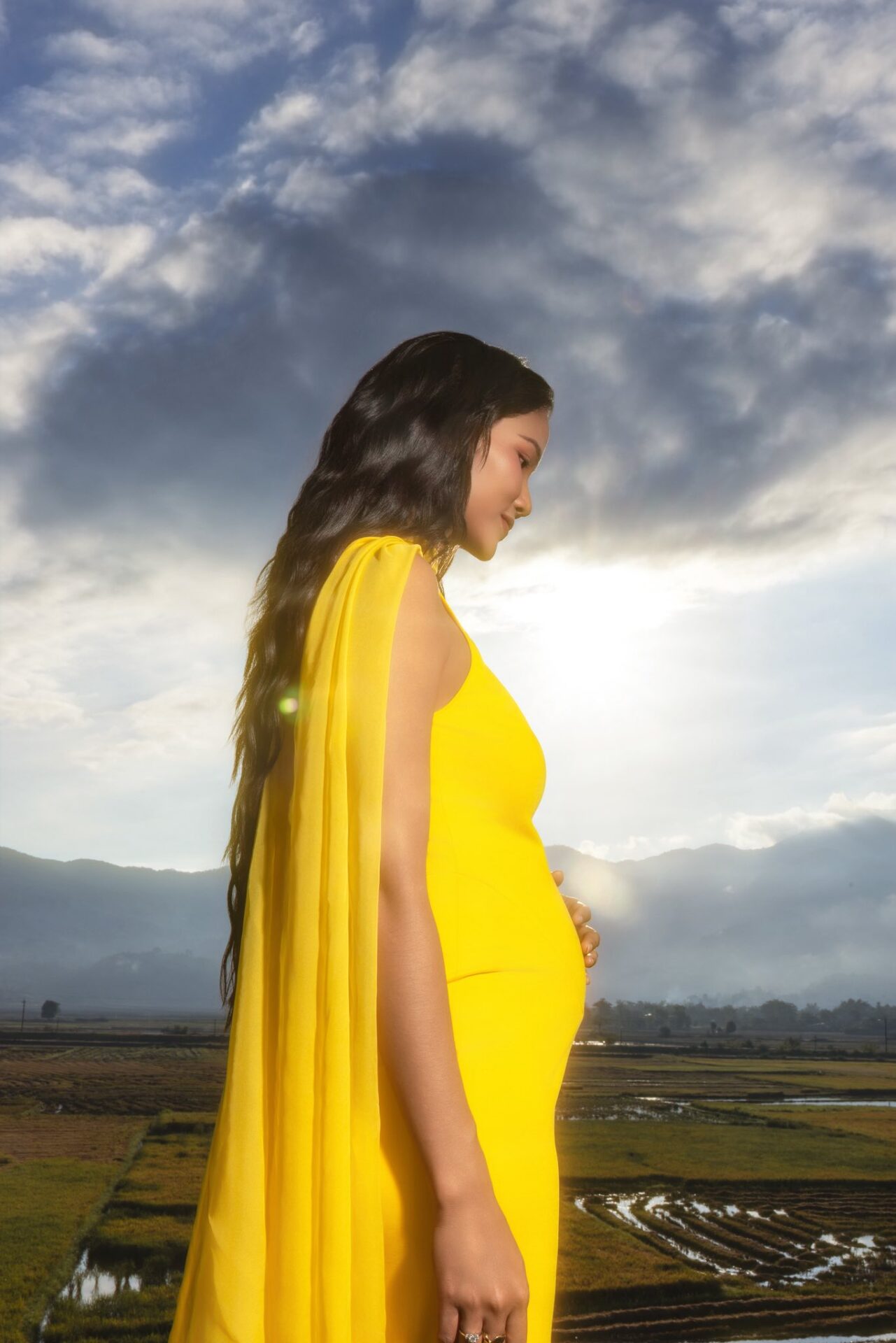 H’Hen Niê cho thấy sự nhất quán trong lựa chọn cuộc sống: giản dị, sâu sắc và luôn đặt gia đình làm trung tâm. 