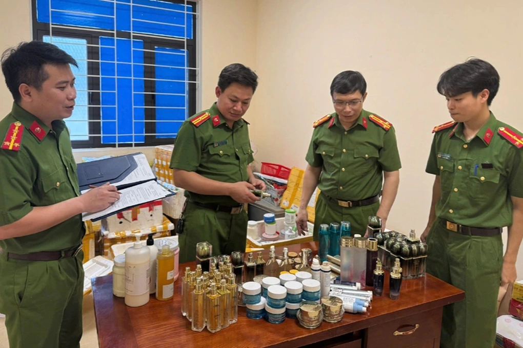 Dung khai nhận đã bán trót lọt hơn 1.000 đơn hàng thông qua mạng xã hội, chủ yếu cho khách ở các tỉnh, thành khác. 