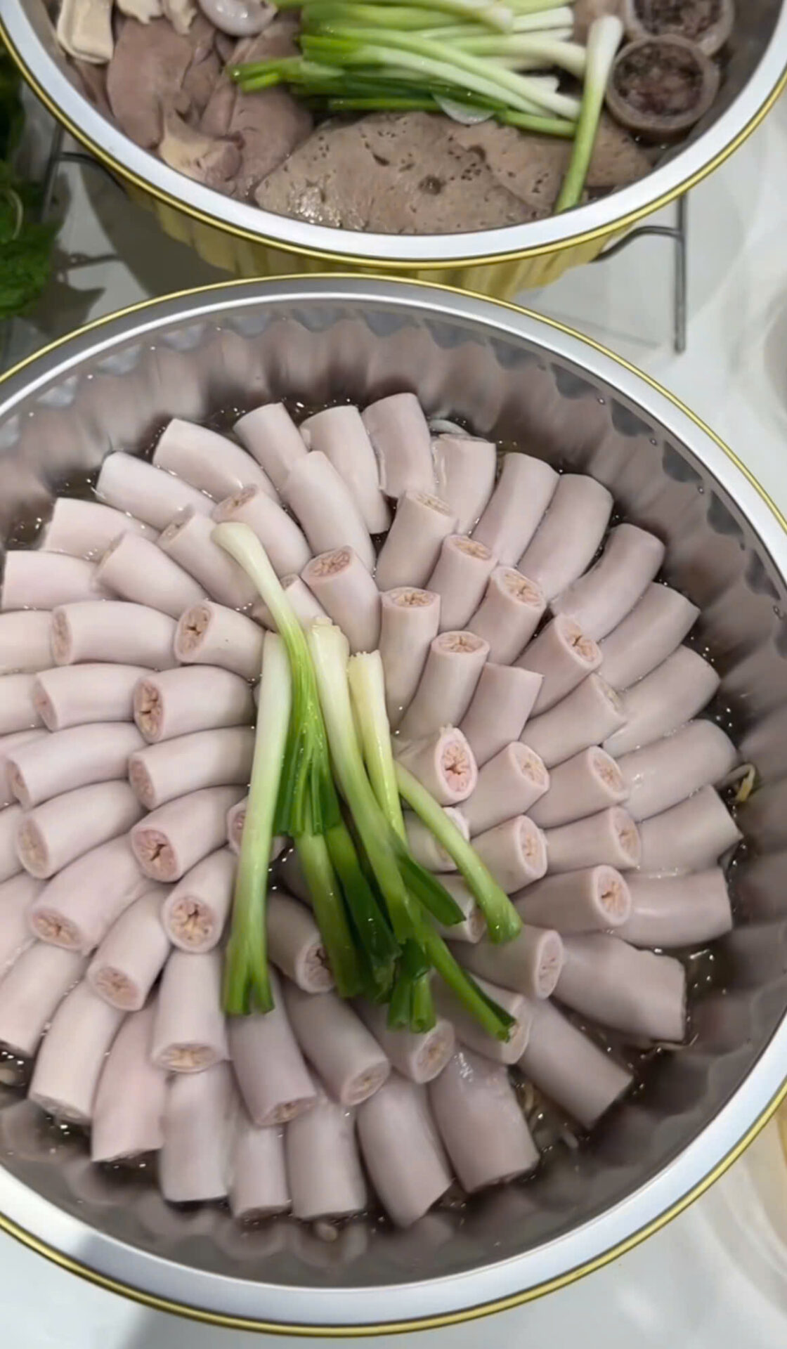 Không chỉ có Anh Thơ, những người nổi tiếng khác cũng đã thử món ăn này và có những đánh giá trái chiều.