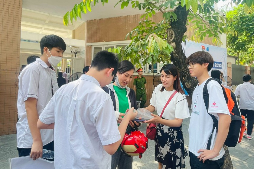 Hơn 100.000 học sinh tham gia kỳ thi thử.