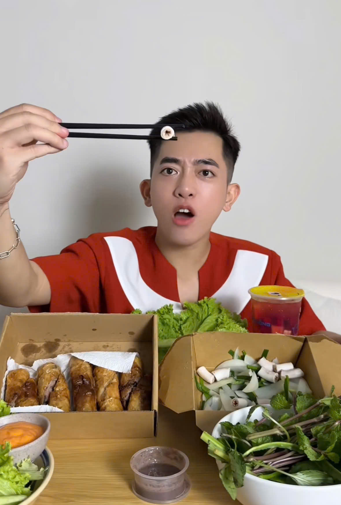 Hoàng Anh Panda, một TikToker nổi tiếng với các video review món ăn, cũng đã chia sẻ về lòng se điếu, cho rằng món này “giòn giòn, dai dai” nhưng không bị hôi như những món lòng khác.